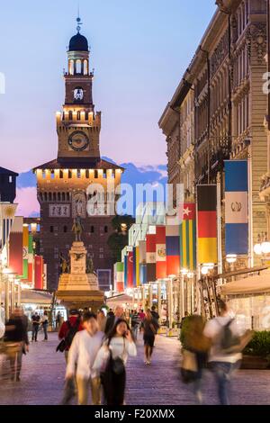 L'Italia, Lombardia, Milano Castello Sforzesco, costruito nel XV secolo dal Duca di Milano Francesco Sforza, Torre del Filarete, torre costruita dall'architetto Antonio di Pietro Averlino (o Averulino) noto anche come il Filarete e via Dante Foto Stock