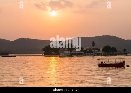 India Rajasthan, Udaipur, tramonto sul lago Pichola Foto Stock