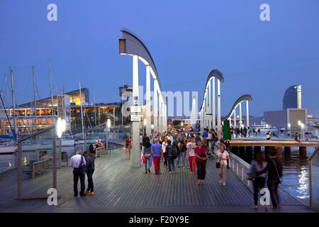 In Spagna, in Catalogna, Barcellona, Vecchio Porto Vecchio Porto, Port Vell, Rambla de mar bridge e il W Hotel in background Foto Stock