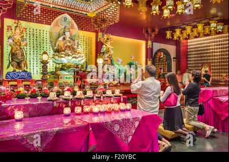 Singapore, Chinatown, il Dente del Buddha reliquia tempio buddista, buddisti pregano davanti al Buddha Bodhisattva Avalokitesvara Cintamanicakra Foto Stock