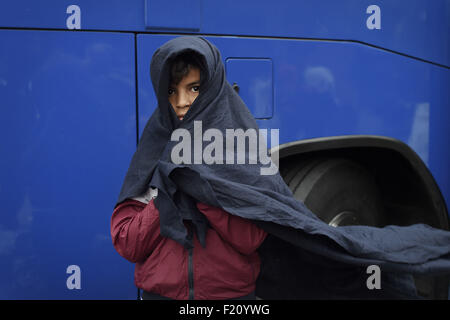 Gevgelija, Grecia. Il 7 ottobre, 2015. Grecia/Macedonia confine Idomeni/Gevgelija Settembre, 08 2015.migliaia di migranti sono state versando oltre la frontiera tra la Grecia e la Macedonia come hanno fatto il loro cammino verso l' Unione europea segue una giornata di tensioni con la polizia.Sotto l'occhio vigile della polizia macedone indossare giubbotti antiproiettile, che attraversa il confine, diverse decine di in corrispondenza di un tempo. © Danilo Balducci/ZUMA filo/Alamy Live News Foto Stock