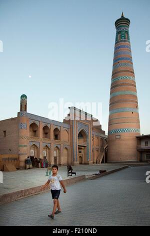 Uzbekistan, Khiva, Itchan Kala città vecchia, classificato come patrimonio mondiale dall UNESCO, Islom Khoja madrasa e minareto Foto Stock