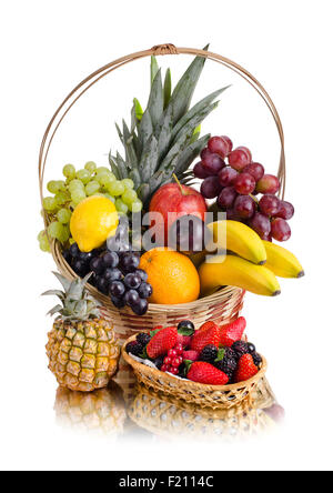 Ancora in vita di multi-colorati frutti nel grande cesto, su sfondo bianco, isolato Foto Stock