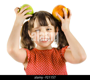 Felice bellezza bambina, tenere apple e sorriso, su sfondo bianco, isolato Foto Stock