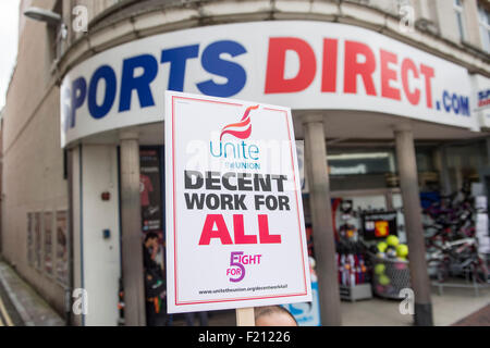 Derby, Regno Unito. 09Sep, 2015. Unire elementi di raccordo, dimostrare al di fuori del negozio di sport in diretta Derby city centre. Unite l'Unione stanno chiedendo la fine di quello che chiamano "Vittoriana" pratiche di lavoro presso l'azienda. La protesta è parte di una giornata nazionale di azione al di fuori dello sport negozi diretti in tutto il Regno Unito organizzato dall'Unione. Credito: Mark Harvey/Alamy Live News Foto Stock