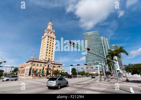 Stati Uniti, Florida, Miami, Downtown, Freedom Tower e moderni edifici lungo la strada di Biscayne Foto Stock