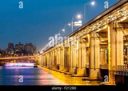 Corea del Sud, Seoul, Banpo Bridge (lungo 570 metri) su ??il fiume Han Foto Stock