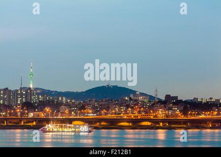 Corea del Sud, Seoul, Banpo Bridge vista dal Fiume Han e Parco di Namsan in background e torre di telecomunicazioni Torre N Seoul (1975) Foto Stock