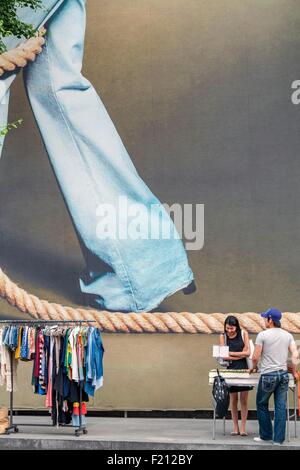 Corea del Sud, Seoul, quartiere di Gangnam, Sinsa-dong e a Garosu-gil street, alla moda, venditore ambulante Foto Stock