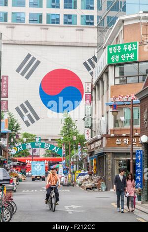 Corea del Sud, Seoul Dongdaemun-gu distretto, Gyeongdong Market è uno dei più grandi mercati per le piante medicinali nel paese essenzialmente con bandiera della nazione Foto Stock