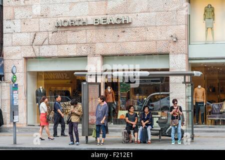 Corea del Sud, Seoul, Itaewon distretto turistico con i suoi numerosi negozi e ristoranti, fermata bus Foto Stock