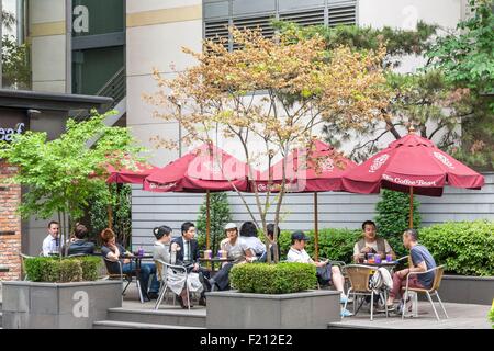 Corea del Sud, Seoul Jung-gu distretto, una terrazza cafΘ della catena usa il Coffee Bean & Tea Leaf Foto Stock