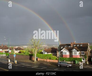 Un doppio arcobaleno su Londra, Regno Unito Foto Stock