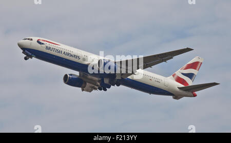 British Airways Boeing 767 G-BZHA decollare da London Heathrow Airport LHR Foto Stock