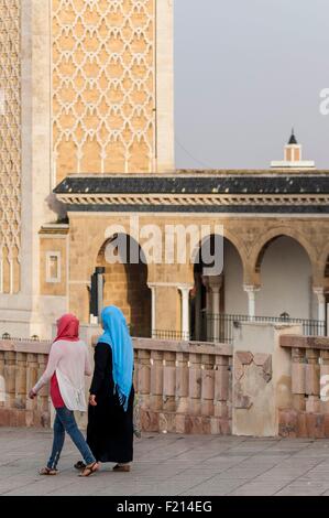 La Tunisia, Tunisi, downtown, donne sulla Place de la Kasbah di fronte la Moschea Kasbah e il lontano minar di El Kssar la moschea di medina Foto Stock