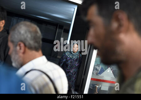 Gevgelija, Grecia. Il 7 ottobre, 2015. Grecia/Macedonia confine Idomeni/Gevgelija Settembre, 08 2015.migliaia di migranti sono state versando oltre la frontiera tra la Grecia e la Macedonia come hanno fatto il loro cammino verso l' Unione europea segue una giornata di tensioni con la polizia.Sotto l'occhio vigile della polizia macedone indossare giubbotti antiproiettile, che attraversa il confine, diverse decine di in corrispondenza di un tempo. © Danilo Balducci/ZUMA filo/Alamy Live News Foto Stock