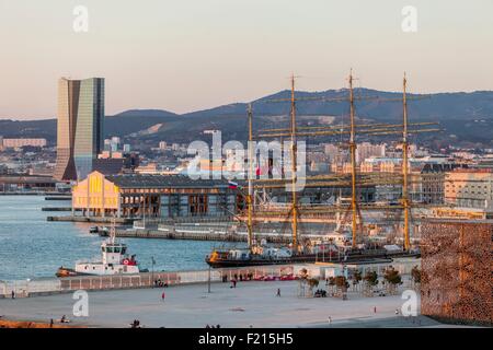 Francia, Bouches du Rhone, Marsiglia, J4, CMA CGM tower dell'architetto Zaha Hadid e il russo Krusenstern barca a vela 4 poli, il più antico ancora attivo e uno dei più lunghi del mondo Foto Stock