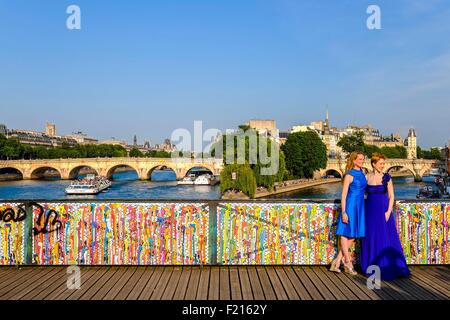 Francia, Parigi, zona elencata come patrimonio mondiale dall'UNESCO, la Passerelle des Arts, tempory pannelli per ringhiera decorata da arte di strada Foto Stock