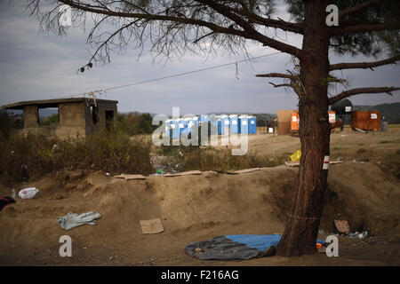 Gevgelija, Grecia. Il 7 ottobre, 2015. Grecia/Macedonia confine Idomeni/Gevgelija Settembre, 08 2015.migliaia di migranti sono state versando oltre la frontiera tra la Grecia e la Macedonia come hanno fatto il loro cammino verso l' Unione europea segue una giornata di tensioni con la polizia.Sotto l'occhio vigile della polizia macedone indossare giubbotti antiproiettile, che attraversa il confine, diverse decine di in corrispondenza di un tempo. © Danilo Balducci/ZUMA filo/Alamy Live News Foto Stock