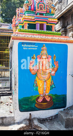 Colorate di pittura murale di dio elefantino Ganesh su un santuario in Thillai Natarajah tempio, Chidambaram, Tamil Nadu, India Foto Stock