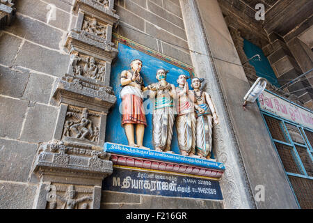 Figurine colorate come parte di una parete decorazione in Thillai Natarajah tempio, Chidambaram, Tamil Nadu, nell India meridionale Foto Stock