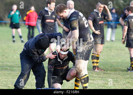 Sport a sfere, Rugby, feriti player ricevono cure mediche. Foto Stock