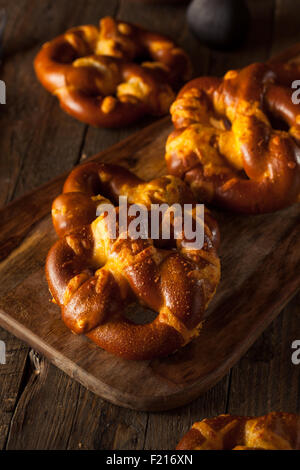 Yummy Cheesy tedesco pretzel morbidi con sale Foto Stock