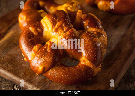 Yummy Cheesy tedesco pretzel morbidi con sale Foto Stock