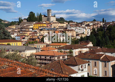 L'Italia, Toscana, Lucca, Barga, Panorama della città vecchia. Foto Stock