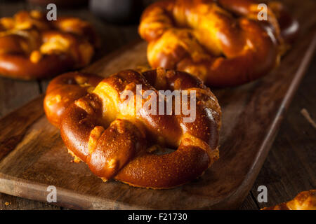 Yummy Cheesy tedesco pretzel morbidi con sale Foto Stock