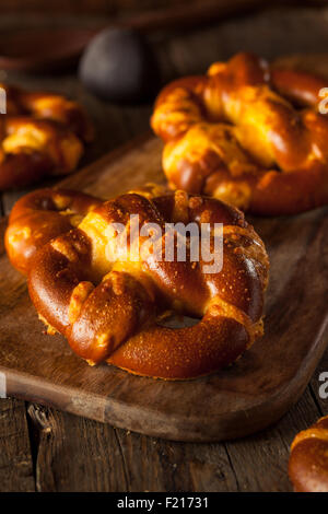 Yummy Cheesy tedesco pretzel morbidi con sale Foto Stock