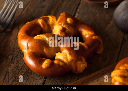 Yummy Cheesy tedesco pretzel morbidi con sale Foto Stock