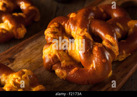 Yummy Cheesy tedesco pretzel morbidi con sale Foto Stock