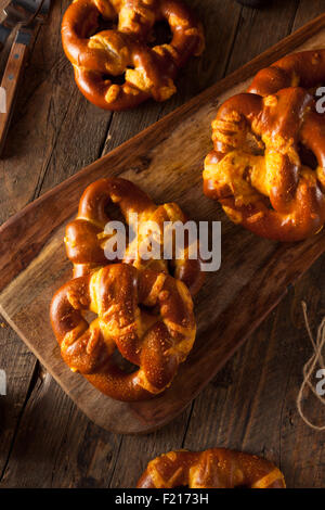 Yummy Cheesy tedesco pretzel morbidi con sale Foto Stock