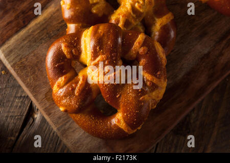 Yummy Cheesy tedesco pretzel morbidi con sale Foto Stock