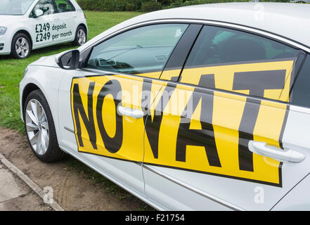 La vettura al di fuori Concessionaria VW. Regno Unito Foto Stock