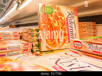 Dr. Oetker pizze surgelate nel supermercato Tesco. Regno Unito Foto Stock
