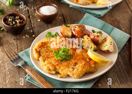 In casa tedesca panato Weiner Schnitzel con patate Foto Stock