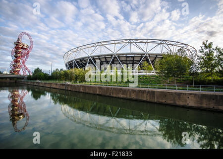 Parco olimpico Queen Elizabeth, Londra, stadio, torre e canale del Regno Unito. Costruito per le Olimpiadi di Londra del 2012. Sede Foto Stock