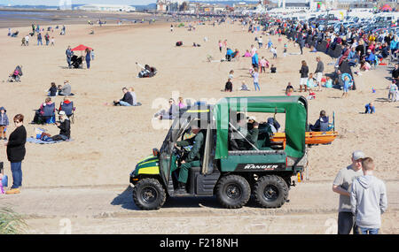 Servizio ambulanza paramedici pattugliamento BEACH IN OFF ROAD BUGGY RE mare salute criminalità litorale costiero di eventi di emergenza guida REGNO UNITO Foto Stock