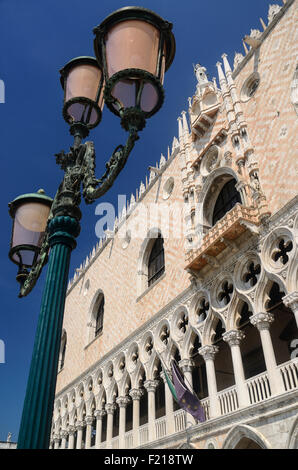 L'Italia, Venezia, il Palazzo del Doge, una sezione della facciata con un candelabro. Foto Stock