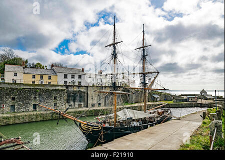Una vecchia nave a vela ormeggiata nel porto storico di Charlestown, Cornwall, Regno Unito Foto Stock
