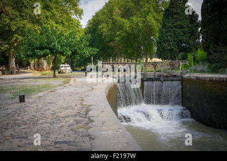 Bella serratura sul Canal du Midi, de villedubert in Francia, che mostra il riempimento di bloccaggio per consentire le barche in attesa di passare. Foto Stock