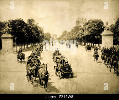 Fotografia di antiquariato del Champs-Elysees, l'Arc de Triomphe in background, alla fine del XIX secolo. Foto Stock
