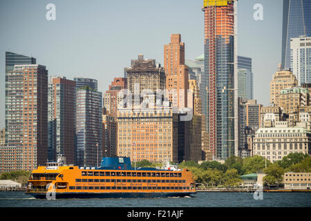 La Staten Island Ferry scivola oltre la parte inferiore di Manhattan skyline visto da Governor's Island nel porto di New York domenica 6 settembre, 2015. (© Richard B. Levine) Foto Stock