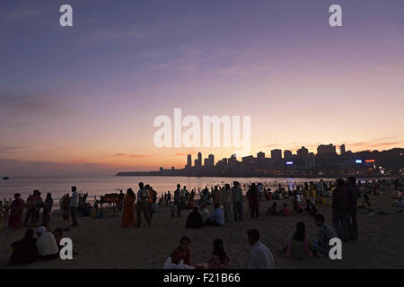 India Maharashtra, Mumbai, la folla a Chowpatty Beach al crepuscolo. Foto Stock