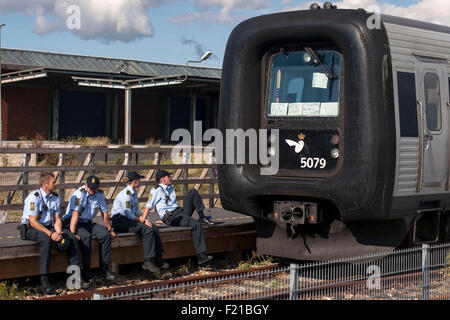 Roedby, Danimarca, Settembre 9th, 2015. La polizia circonda i due treni del porto di Roedby con alcuni 240 rifugiati che vuole chiedere asilo in Svezia. È loro negato il transito attraverso la Danimarca e la polizia li richiedono fuori dei treni. La strategia di polizia è stato il dialogo e non con la forza. Credito: OJPHOTOS/Alamy Live News Foto Stock