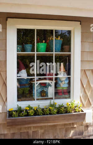 Tettoia da giardino finestra con giardino gnomi e pentole. Foto Stock