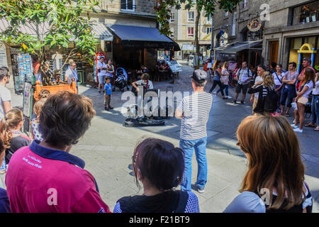 Intrattenitore sulle strade di St Malo, Bretagna Francia Foto Stock