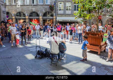 Intrattenitore sulle strade di St Malo, Bretagna Francia Foto Stock